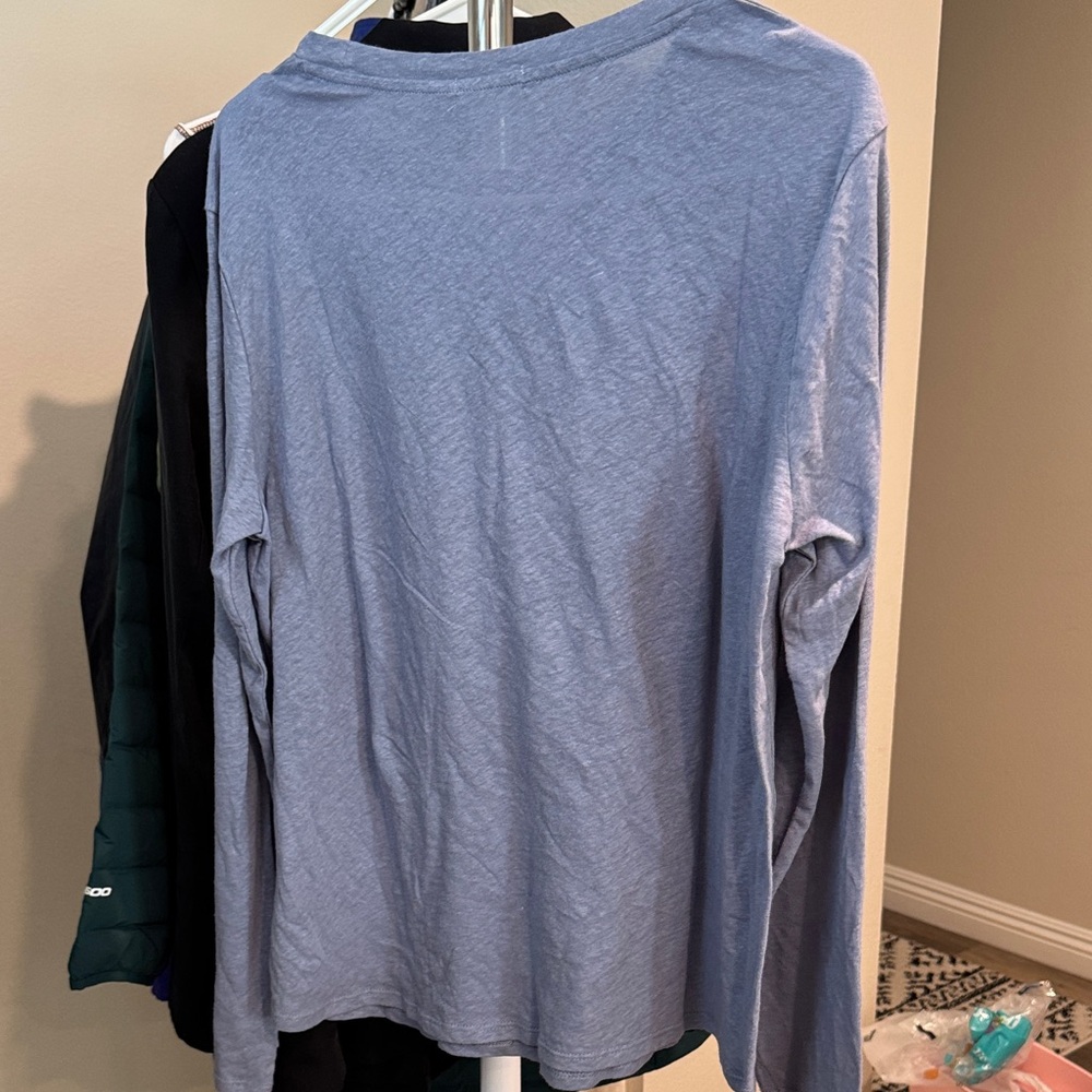 Women’s Barefoot Dreams Malibu Collection long sleeve tee. - Picture 4 of 4